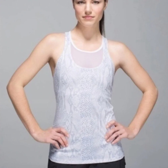 lululemon athletica Tops - Lululemon Mesh With Me Tank Size 4 Preowned good condition no flaws
